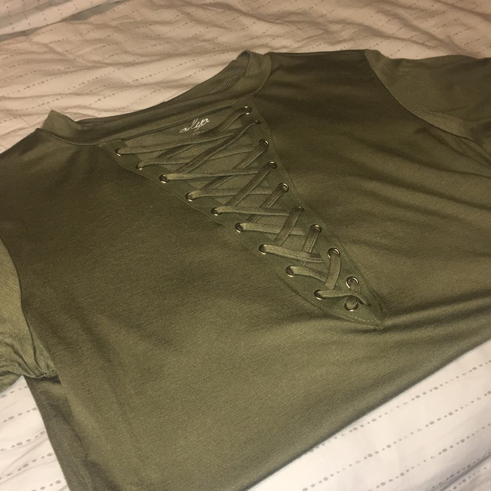 NWOT criss cross short sleeve